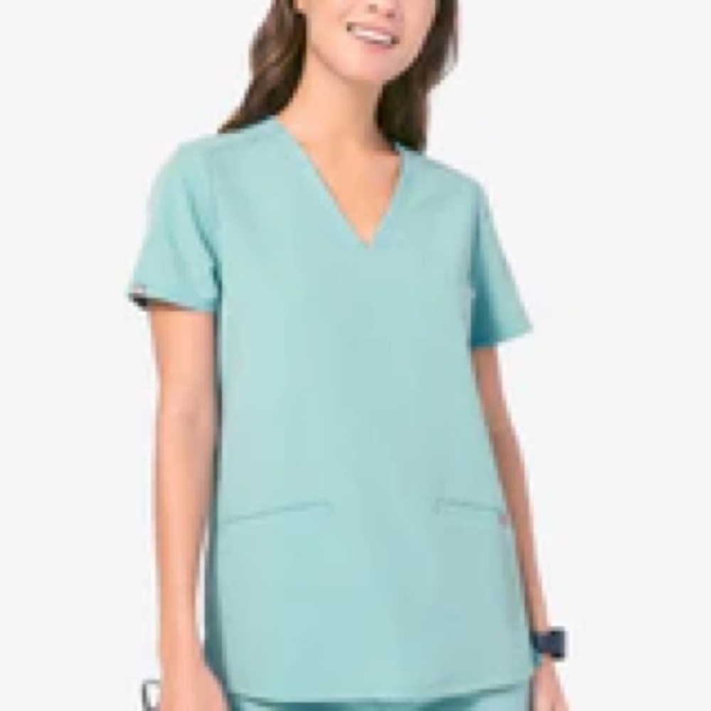 Figs casma 3 pocket scrub top in sea glass